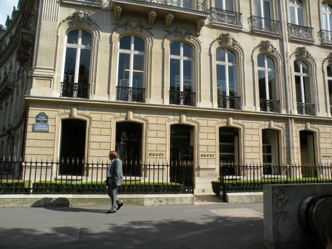  Gucci, Avenue Montaigne